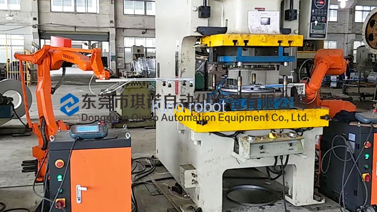 改造后的沖床機(jī)械手 改造后的沖床機(jī)械手